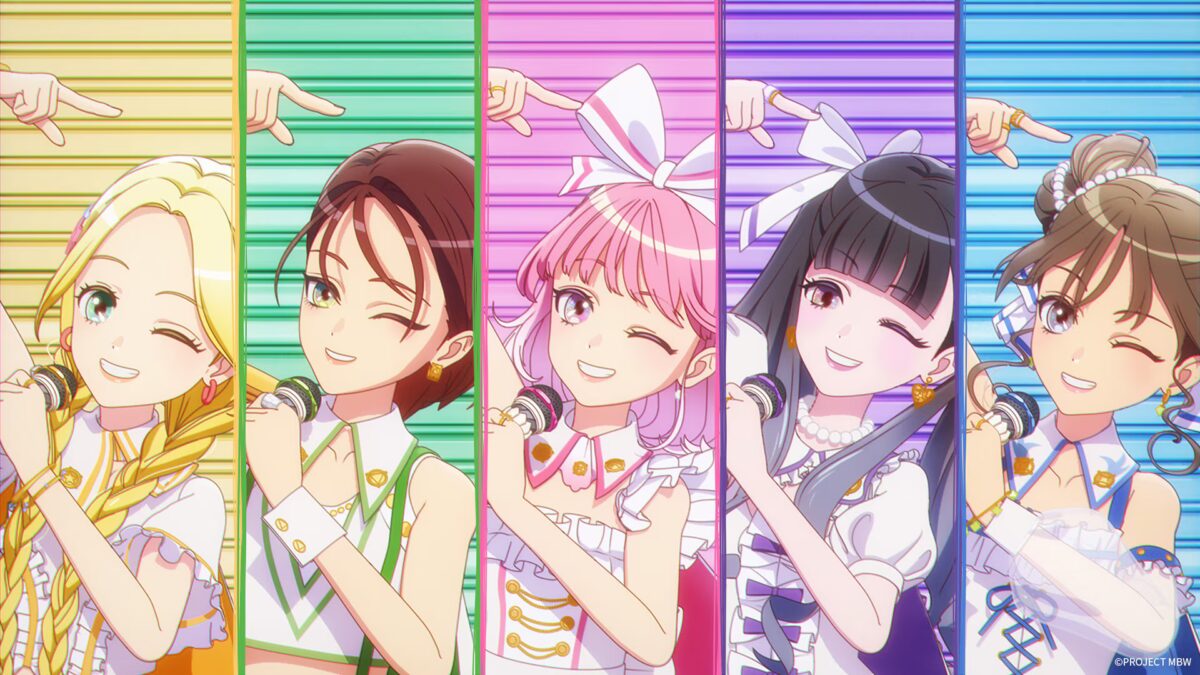 Las cinco protagonistas de Maebashi Witches actuando como idols, sonrientes y con micrófonos