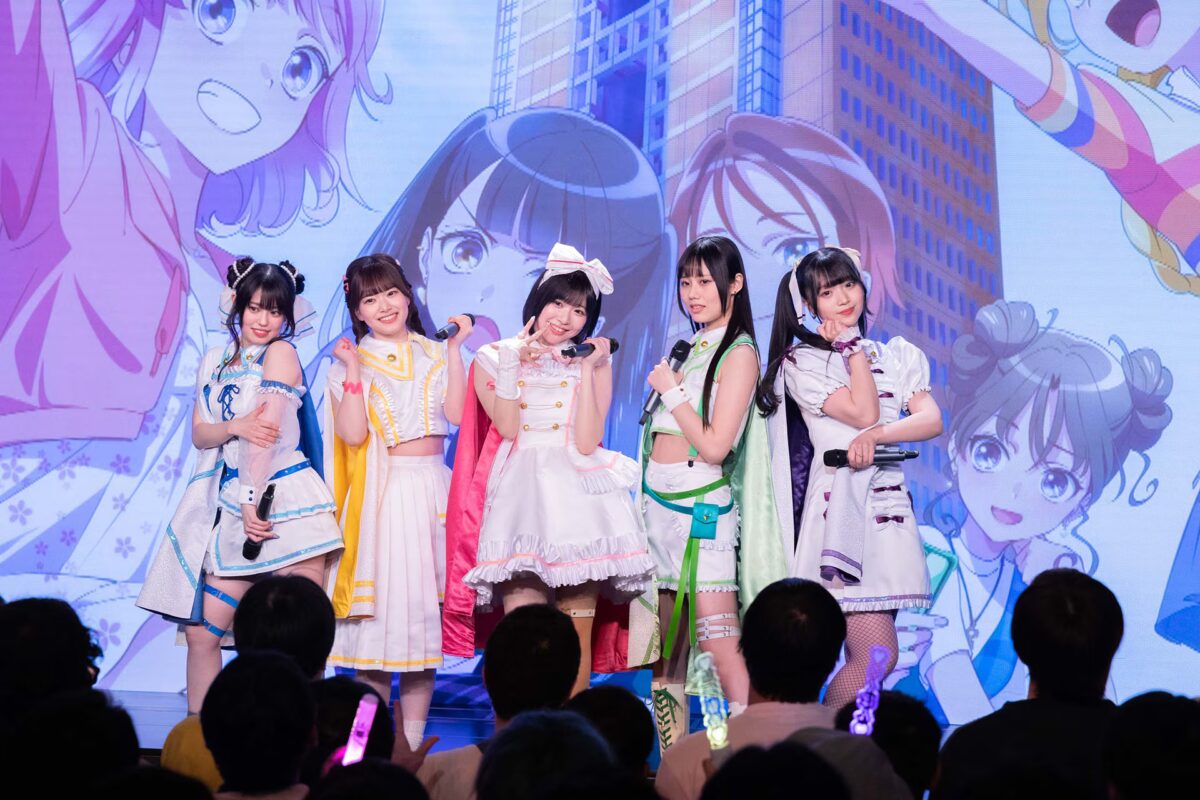 Actrices de voz de Maebashi Witches interpretando a sus personajes en un evento en vivo en Tokio