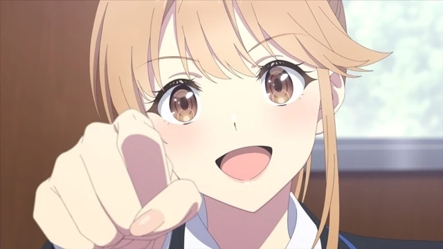 Primer plano de una joven estudiante sonriendo con entusiasmo y señalando al frente, en una escena del episodio 2 de Chitose-kun wa Ramune Bin no Naka ni Iru, transmitiendo una atmósfera alegre y optimista típica de la serie.