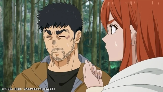 Gen Kinokura y Shizuku Kusano discuten en medio del bosque mientras la lluvia amenaza con empeorar, mostrando tensión y humor característicos de Futari Solo Camp.