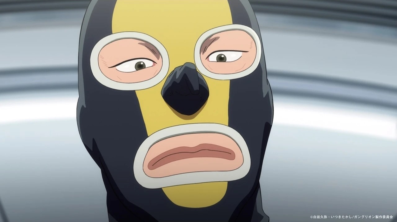 Primer plano de Isobe, el luchador de la organización Ganglion, con su característico traje negro y amarillo, tal como aparece en el episodio inicial del anime 『Ganglion』.