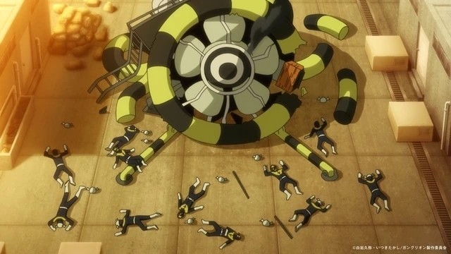 Varios miembros de la organización Ganglion yacen derrotados alrededor de una enorme máquina con forma de ventilador y tentáculos, en una escena del anime 『Ganglion』.