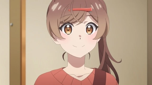 Mizuki, una de las asistentes de Futami, muestra una sonrisa cálida en una escena del episodio 2 del anime Egao no Taenai Shokuba desu.