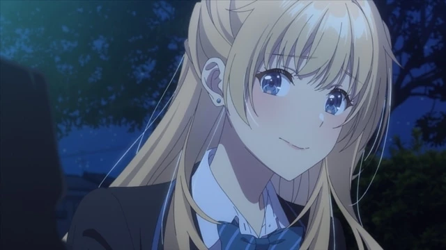 Escena del anime Chitose-kun wa Ramune Bin no Naka ni Iru que muestra a una de las protagonistas sonriendo bajo el cielo nocturno, transmitiendo un momento emotivo y significativo de la historia.