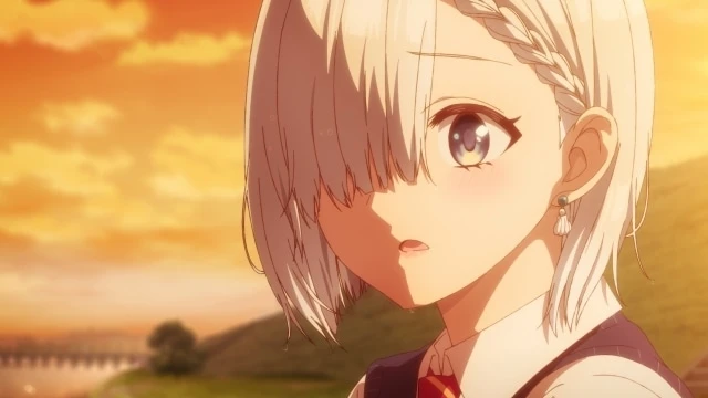 Primer plano de Mashiro Tsukinomori bajo un cielo anaranjado al atardecer, con expresión melancólica y uniforme escolar, en una escena emotiva del episodio 3 de La hermana de mi amiga sólo me molesta a mí.