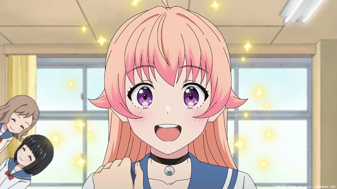 Nico Wakatsuki sonríe emocionada en el aula, con destellos brillando a su alrededor, en una escena del episodio 25 del anime 『Witchwatch』.