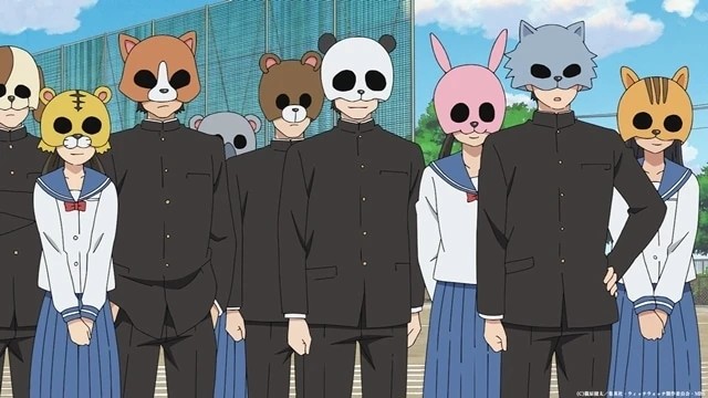 Estudiantes con máscaras de animales participan en el festival escolar en una escena del episodio 25 del anime 『Witchwatch』.