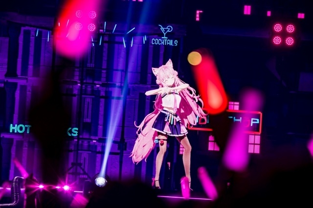 Hakui Koyori durante la actuación WAO!!