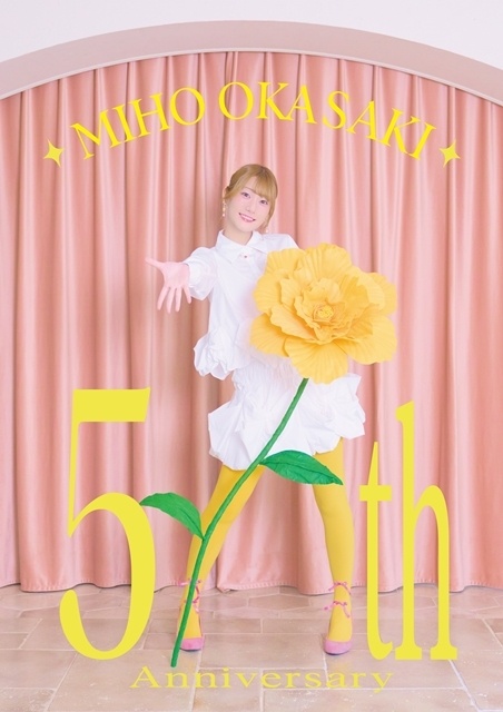 Visual del 5 aniversario de Miho Okasaki con una flor amarilla