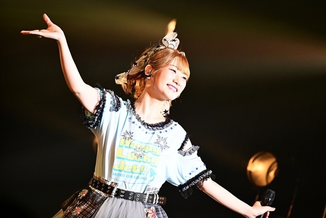 Miho Okasaki interpretando canciones de Happy Lucky Jet