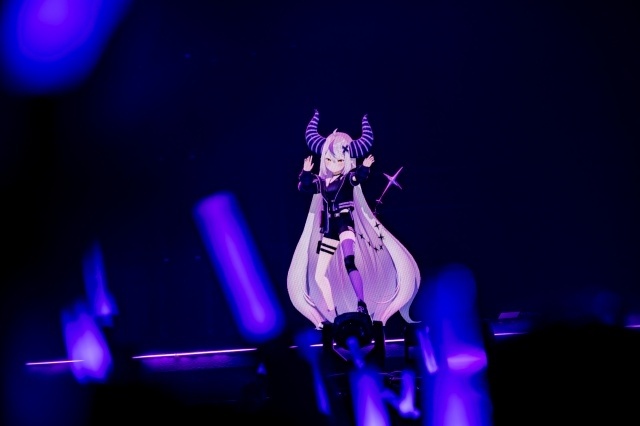 Laplus Darkness durante la actuación Aien Jihen