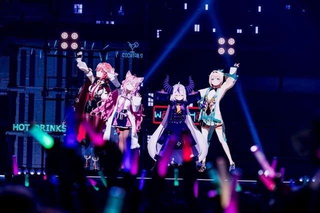 Las integrantes de holoX durante el final del concierto