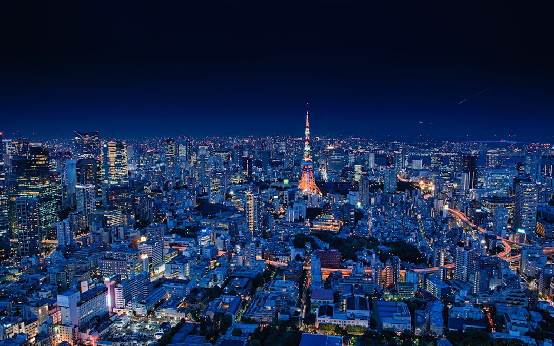 Vista nocturna de una ciudad japonesa para ilustrar el calendario de emisión del anime