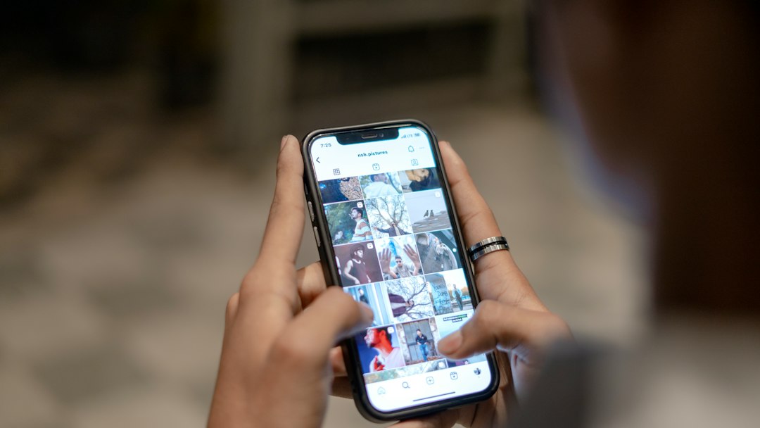 Persona consulta una red social desde su teléfono móvil