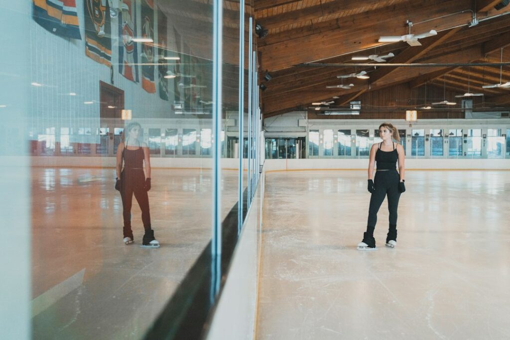 Medalist celebra Halloween con un visual de cinco patinadoras y prepara su película